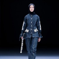 Desainer Restu Anggraini melalui label ETU menampilkan koleksi terbarunya di panggung Jakarta Fashion Week 2021. Koleksi ETU terinspirasi dari lukisan beraliran kubisme.  Foto: dok. JFW 2021.
