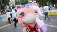 Dalam upaya memerangi dan mengingatkan masyarakat akan bahaya corona, Pemerintah Jepang menghadirkan sebuah ikon baru. Wujudnya seekor kucing imut (Stanislav Kogiku/Getty Images)