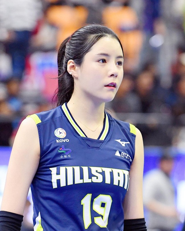 Lee Da Yeong yang merupakan atlet voli nasional Korea Selatan dikenal sebagai dewi di lapangan. Kecantikannya bisa disandingkan dengan aktris drakor atau idol-idol KPop.  Foto: Instagram @davely___j