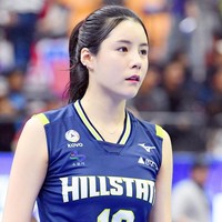 Lee Da Yeong yang merupakan atlet voli nasional Korea Selatan dikenal sebagai dewi di lapangan. Kecantikannya bisa disandingkan dengan aktris drakor atau idol-idol KPop.  Foto: Instagram @davely___j