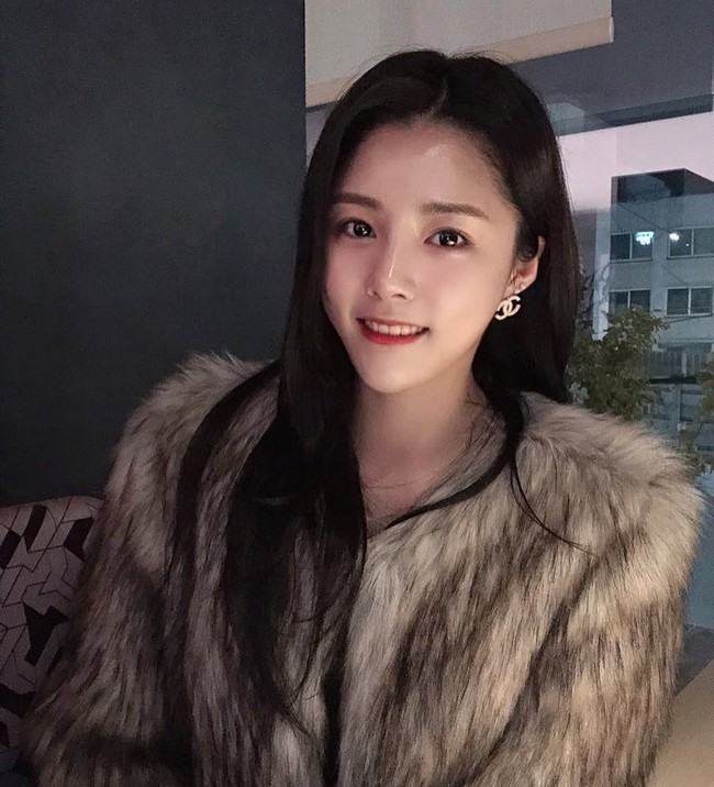 Beberapa waktu lalu Lee Da Yeong pun jadi perbincangan karena ternyata adalah fans BTS. Member favoritnya adalah Jin. Ia pun kedapatan pernah posting foto Jin di akun Instagram. Foto: Instagram @davely___j