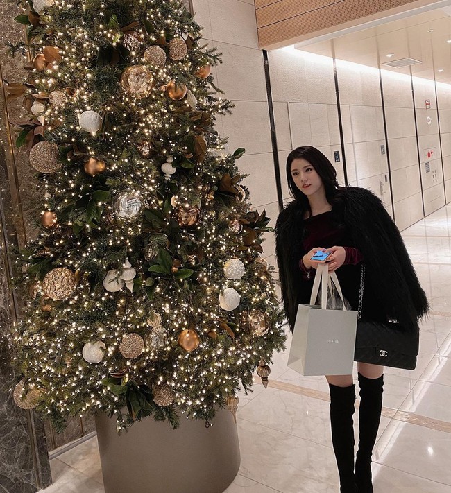 Para penggemar KPop tak jarang bercanda bahwa sesama fans yang berwajah cantik adalah saingan mereka. Meski dianggap saingan bereat, Lee Da Yeong juga membuat gemas mereka karena kesukaannya akan Jin. Foto: Instagram @davely___j