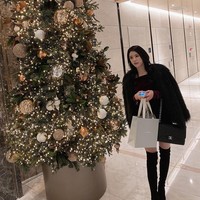 Para penggemar KPop tak jarang bercanda bahwa sesama fans yang berwajah cantik adalah saingan mereka. Meski dianggap saingan bereat, Lee Da Yeong juga membuat gemas mereka karena kesukaannya akan Jin. Foto: Instagram @davely___j