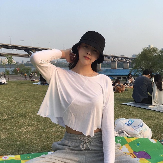 Dalam sebuah video yang jadi viral, Lee Da Yeong mengungkap kecintaan akan Jin. Wanita cantik itu mengaku berharap idol 28 tahun itu pernah melihatnya saat bertanding voli. Foto: Instagram @davely___j