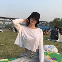 Dalam sebuah video yang jadi viral, Lee Da Yeong mengungkap kecintaan akan Jin. Wanita cantik itu mengaku berharap idol 28 tahun itu pernah melihatnya saat bertanding voli. Foto: Instagram @davely___j