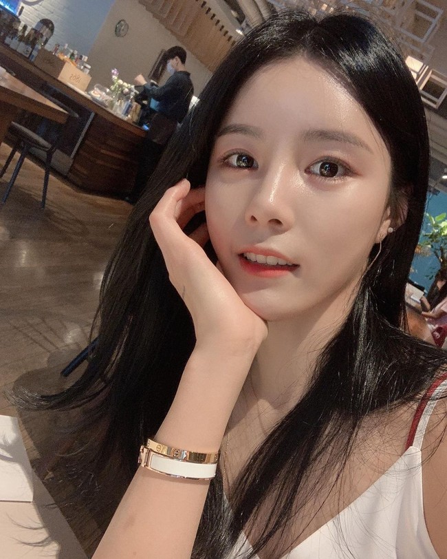 Ketika ditanya tentang apa yang disampaikan Lee Da Young pada Jin BTS, ia pun berteriak Aku cinta padamu dengan cara yang menggemaskan. Videonya bisa dilihat di sini. Foto: Instagram @davely___j