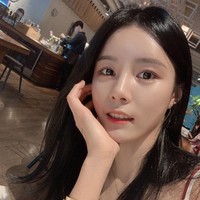 Ketika ditanya tentang apa yang disampaikan Lee Da Young pada Jin BTS, ia pun berteriak Aku cinta padamu dengan cara yang menggemaskan. Videonya bisa dilihat di sini. Foto: Instagram @davely___j