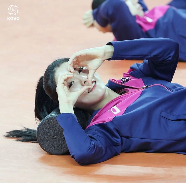 Wanita 24 tahun ini cukup aktif di Instagram di mana ia sering membagi selfie dan OOTD cantik baik di lapangan maupun keseharian. Foto: Instagram @davely___j