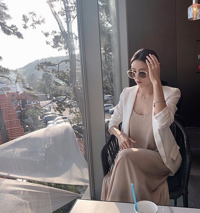 Tak hanya berwajah rupawan, Lee Da Yeong juga dianggap punya proporsi tubuh yang ideal dan gaya berbusana yang menarik sehingga tampil semakin menawan. Foto: Instagram @davely___j