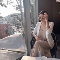 Tak hanya berwajah rupawan, Lee Da Yeong juga dianggap punya proporsi tubuh yang ideal dan gaya berbusana yang menarik sehingga tampil semakin menawan. Foto: Instagram @davely___j