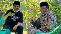Kesibukannya sebagai menteri tidak lantas membuat Mahfud lupa bergaul. Ia dikenal dekat dengan pemuka agama. Salah satunya ketika asyik ngeteh sore bersama Ustad Yusuf Masyur.  Foto: instagram @mohmahfudmd