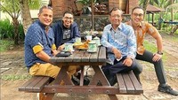 Akhir-akhir ini saya sudah jarang sempatkan minum kopi. Padahal saya suka menyeruput kopi, apalagi dengan camilan pisang goreng, katanya saat ngopi di area outdoor.  Foto: instagram @mohmahfudmd