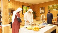 Mendapat kunjungan dari Syekh Ali Jaber, Mahfud menyuguhkan makanan untuk ulama ini. Usai ngobrol, mereka serius bersantap bersama. Foto: instagram @mohmahfudmd
