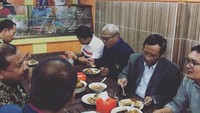 Pemilik nama lengkap Mohammad Mahfud MD ini sebenarnya dikenal sebagai pribadi yang sederhana dan ramah. Namun saat kehidupan pribadi dan keluarganya terusik maka ia juga bisa marah dan geram.  Foto: instagram @mohmahfudmd