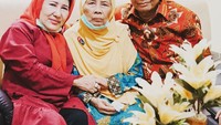 Menteri Koordinator bidang Politik, Hukum dan Keamanan Republik Indonesia, Mahfud MD menjadi sasaran serangan masa yang berdemo di depan rumah ibunda. Hal ini kemudian menjadi kabar hangat dan diperbincangkan banyak orang.  Foto: instagram @mohmahfudmd