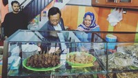 Banyak momennya yang bisa dilihat saat Mahfud asyik menyuapkan nasi dengan lauk seadanya. Ia juga tak sungkan mendatangi etalase warteg untuk melihat menu yang menggoda.  Foto: instagram @mohmahfudmd