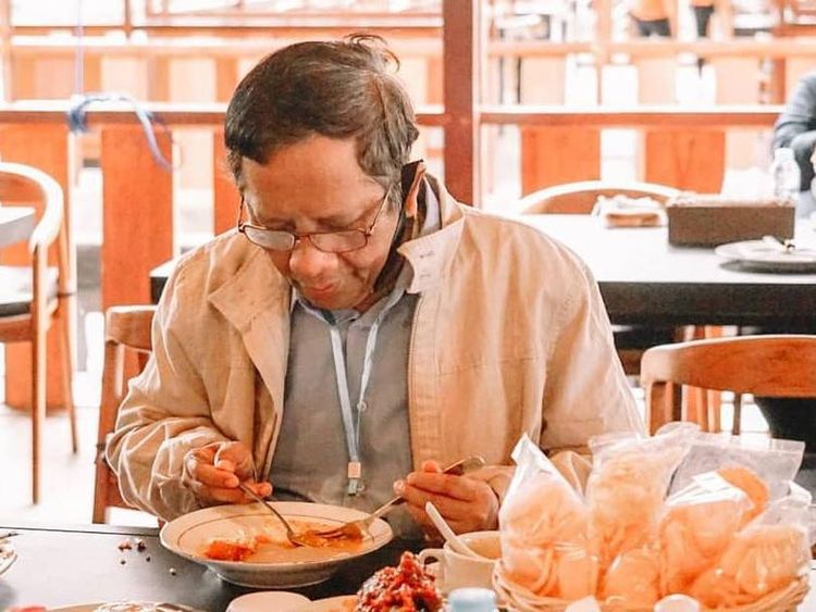 Mahfud MD, Menkopolhukam yang Hobi Makan di Warteg