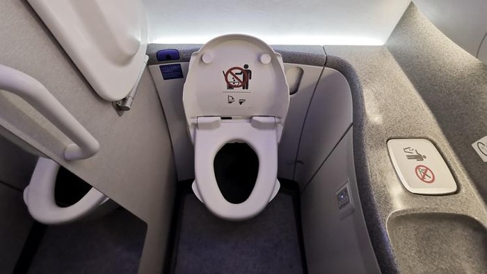 Masak Steak di Toilet Pesawat, Pria Ini Dikritik Habisan-habisan