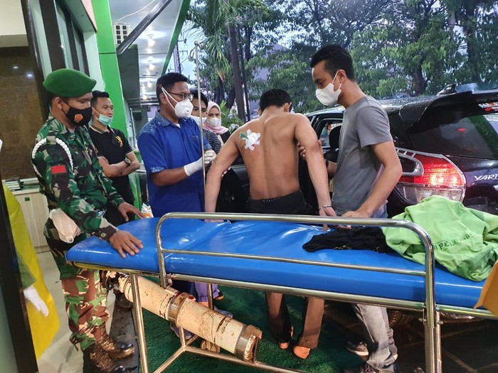 Massa aksi tolak Habib Rizieq di Makassar Prawira Dirga terkena busur anak panah (dok. Istimewa).
