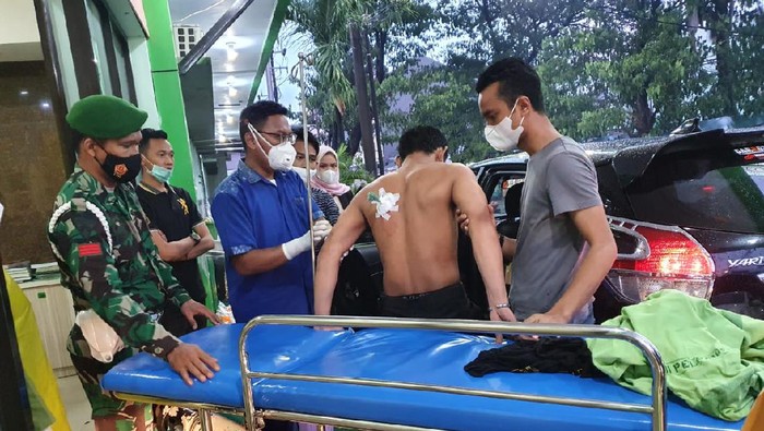 Massa aksi tolak Habib Rizieq di Makassar Prawira Dirga terkena busur anak panah (dok. Istimewa).