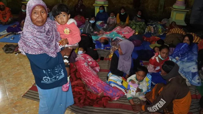 Personel Tagana memasak nasi di dapur umum Desa Supiturang, Pronojiwo, Lumajang, Jawa Timur, Selasa (1/12/2020). Posko dapur umum tersebut menyiapkan 350 bungkus nasi untuk pengungsi Gunung Semeru di Desa Supiturang. ANTARA FOTO/Seno/hp.