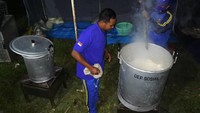 Posko dapur umum tersebut menyiapkan 350 bungkus nasi untuk pengungsi Gunung Semeru di Desa Supiturang.