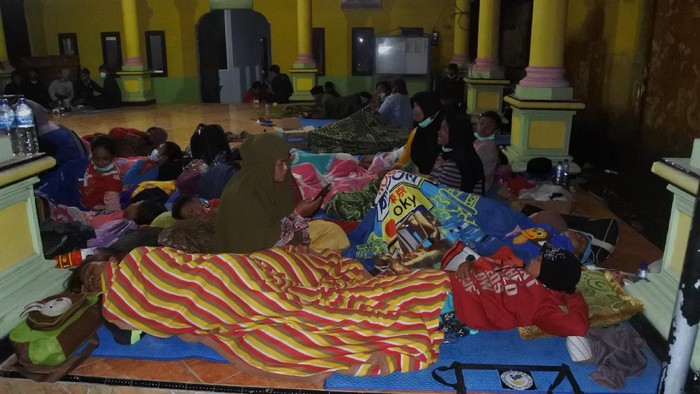 Melihat Dapur Umum dan Pengungsi Gunung Semeru Personel Tagana memasak nasi di dapur umum Desa Supiturang, Pronojiwo, Lumajang, Jawa Timur, Selasa (1/12/2020). Posko dapur umum tersebut menyiapkan 350 bungkus nasi untuk pengungsi Gunung Semeru di Desa Supiturang. ANTARA FOTO/Seno/hp.
