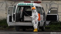 9. Tak hanya barang-barang milik petugas medis, mobil ambulans yang digunakan untuk mengantar pasien COVID-19 pun turut disemprot disinfektan oleh petugas.