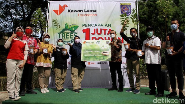 Ribuan bibit tanaman diserahkan ke Dinas Lingkungan Hidup dan Kebersihan Kota Depok. Gerakan menanam pohon pun dilakukan sebagai upaya menghijaukan lingkungan.