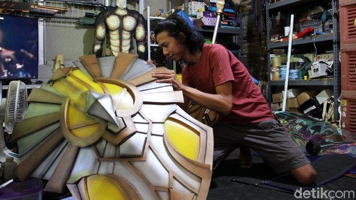 Mengintip Pembuat Kostum Cosplay Ijoel mengaku sudah sekitar 30 kali mendapat penghargaan dari berbagai event karena kostum yang dibuatnya memenangkan kompetisi