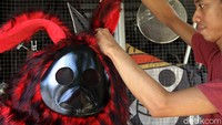 Pembuatan kostum cosplay menjadi salah satu alternatif usaha bagi para penghobi yang biasa dibuat untuk kompetisi.  