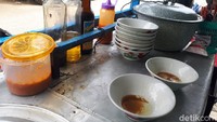Meski tempat berjualannya masuk ke dalam gang dan berada di pojok dekat situ, peminat mie ayam Mang Oyo tak pernah surut.