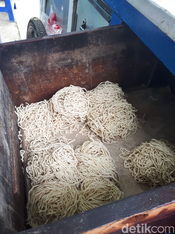 Mie Ayam Mang Oyo: Sensasi Makan Mie Ayam Kuah Rendang Rp 12 Ribu Mie Ayam Mang Oyo: Sensasi Makan Mie Ayam Kuah Rendang Rp 12 Ribu