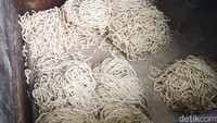 Dalam sehari sebelum pandemi, Mang Oyo bisa menghabiskan 2 kg bumbu kuah rendang, 5 kg ayam, dan 8 kg mie. Semua bahan-bahan ini ia siapkan di hari yang sama saat akan dijual sehingga dijamin fresh.