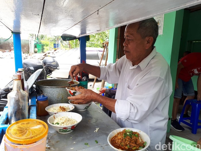 Mie Ayam Mang Oyo: Sensasi Makan Mie Ayam Kuah Rendang Rp 12 Ribu