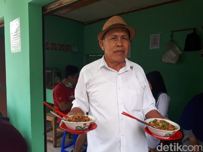 Mie Ayam Mang Oyo: Sensasi Makan Mie Ayam Kuah Rendang Rp 12 Ribu Mie Ayam Mang Oyo: Sensasi Makan Mie Ayam Kuah Rendang Rp 12 Ribu