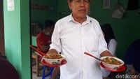 Mang Oyo tak takut rugi saat jualan meski ia menggunakan bahan berkualitas dan menawarkannya tetap dengan harga murah. Dalam sehari, Mang Oyo bisa menghabiskan lebih dari 8 kg mie! Foto: detikFood