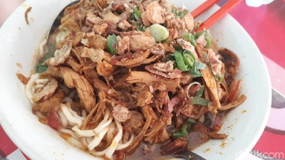 Hanya Rp 15 Ribu! Lezatnya Mie Ayam Kuah Rendang Mang Oyo di Depok