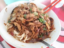 Hanya Rp 15 Ribu! Lezatnya Mie Ayam Kuah Rendang Mang Oyo di Depok
