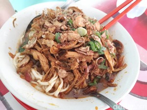 Hanya Rp 15 Ribu! Lezatnya Mie Ayam Kuah Rendang Mang Oyo di Depok