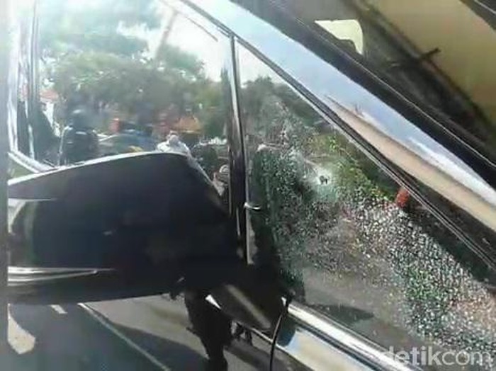 Mobil bos pabrik tekstil yang ditembaki di Solo, Rabu (2/12/2020).