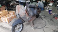 Untuk engine swap motor listrik. Itu paket paling murah, Rp 9 juta. Ini sudah dapat semuanya, baterai, motor controller, juga dinamo. Tapi speknya rendah. Kecepatannya pelan, 50 km/jam atau 60 km/jam. Jarak tempuh juga paling 30 km, terang pria yang merintis usaha bengkel kendaraan listrik sejak 2015 itu. Foto: Dok. Petrikbike