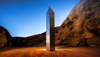 Namun ada juga komentar yang menyebut monolit metal tersebut hanya merupakan karya dan instalasi seni. Dikutip dari Dailymail, monolit tersebut mirip dengan instalasi seni yang pernah dibuat oleh John McCracken. Namun, juru bicara John McCracken menyebut monolit tersebut bukan milik sang seniman.  