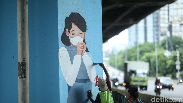 Mural Protokol Kesehatan Hiasi 100 Tiang di Jakarta Timur eorang seniman melukis mural di kolong Tol Wiyoto Wiyono, Jakarta Timur, Rabu (2/12/2020). Nantinya akan ada 100 tiang TOL yang akan dimural dengan gambar protokol kesehatan.