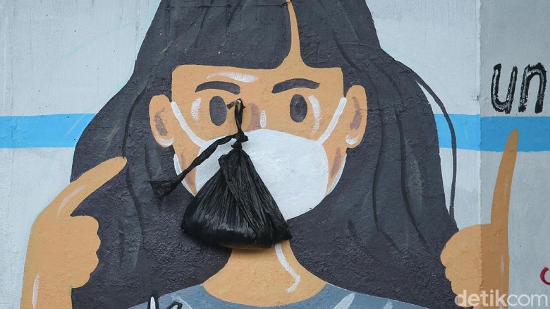 Mural Protokol Kesehatan Hiasi 100 Tiang di Jakarta Timur eorang seniman melukis mural di kolong Tol Wiyoto Wiyono, Jakarta Timur, Rabu (2/12/2020). Nantinya akan ada 100 tiang TOL yang akan dimural dengan gambar protokol kesehatan.