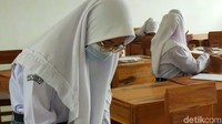 Protokol kesehatan dijalankan selama kegiatan belajar tatap muka. Bahkan, sekolah sudah memperbanyak wastafel dan membagi masker kepada para pelajar dan guru.
