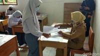 SMAN 30 Garut sendiri terletak di Kecamatan Cihurip, Garut. Berdasarkan data yang dihimpun dari Tim Gugus Tugas Penanganan COVID-19 Garut, Cihurip merupakan satu dari dua kecamatan di Garut yang hingga Rabu (2/12/2020) ini nihil kasus COVID-19 terkonfirmasi.