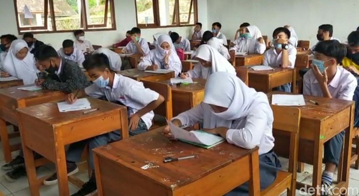 Sebanyak 15 SMA dan SMK di Garut, Jawa Barat, telah melakukan pembelajaran tatap muka. Salah satunya adalah SMAN 30 Garut.