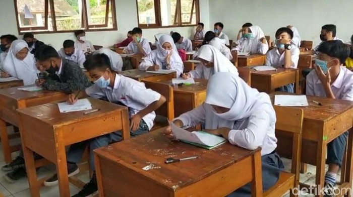 Nihil Kasus COVID-19, SMAN 30 Garut Lakukan Belajar Tatap Muka Sebanyak 15 SMA dan SMK di Garut, Jawa Barat, telah melakukan pembelajaran tatap muka. Salah satunya adalah SMAN 30 Garut.