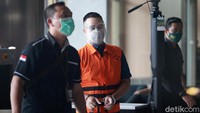 Uang suap ini diterima Nurhadi dan Rezky dari Hiendra Soenjoto selaku Direktur Utama PT Multicon Indrajaya Terminal (PT MIT) agar keduanya membantu Hiendra dalam mengurus perkara. Jaksa menyebut tindakan Nurhadi itu bertentangan dengan kewajibannya sebagai Sekretaris MA.